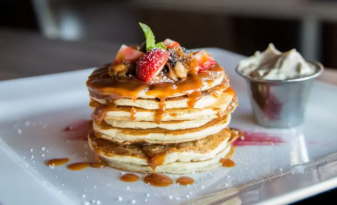 Pancakes au sirop et fruits frais servis au petit déjeuner à bord